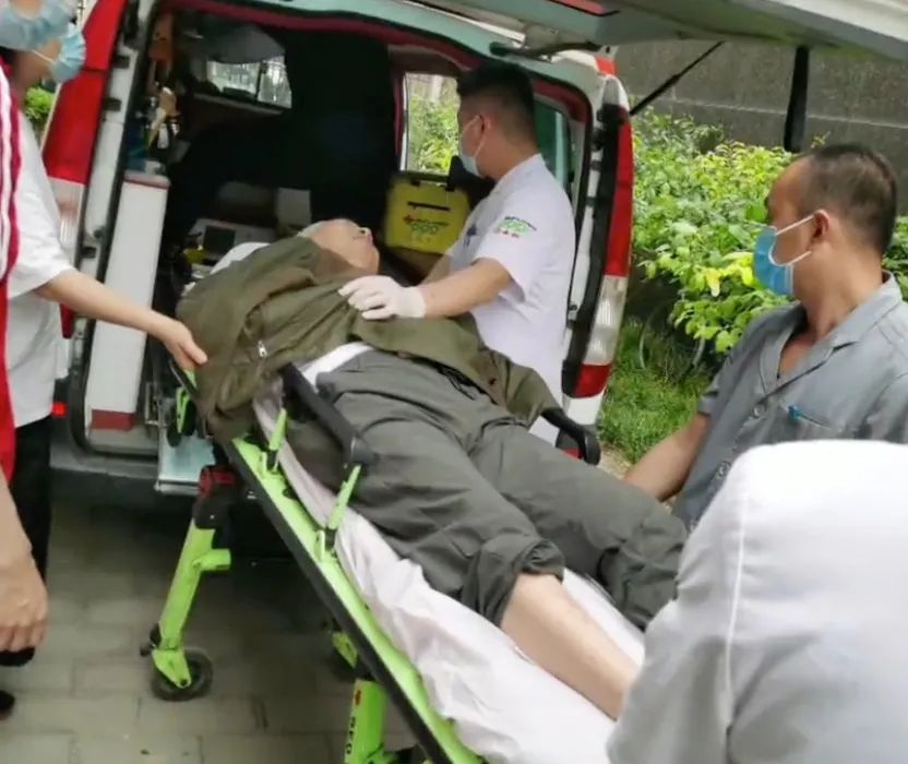 驚險！外賣放門口一天沒人拿？警察開鎖破門后……(圖6)